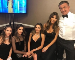 
               Meilleures image drole  Stallone, sa femme et ses filles 
              