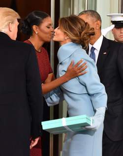  Image comique  Le bisou de Michèle et Mélania ! 
              