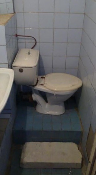  Image originale  Toilettes pour cul-de-jatte 
              