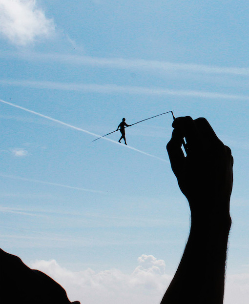 
               Meilleures image drole  Accroche une femme aux nuages... 
              