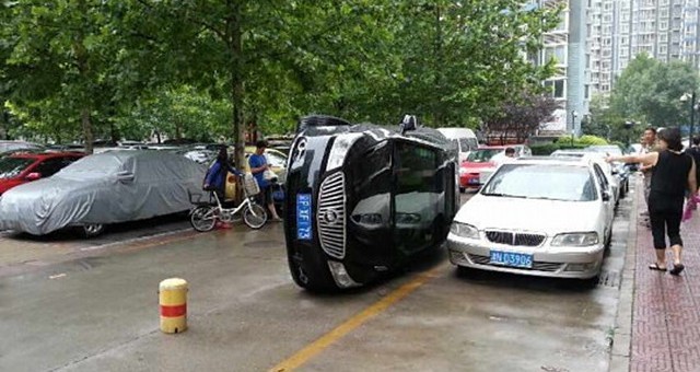
               Meilleures images drôles  Un conducteur enragé a renversé la voiture qui lui bloquait le passage! 
              