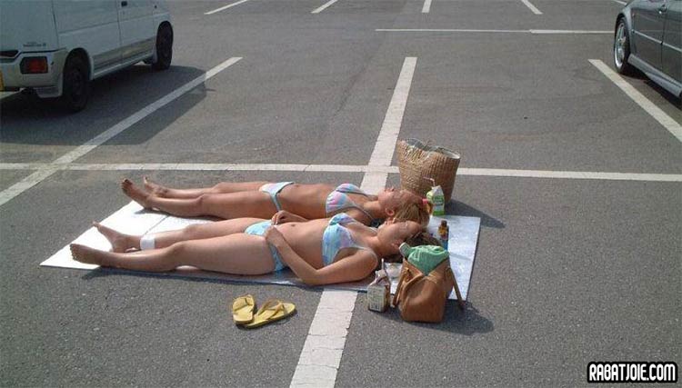  Image marrante  bronzette sur le parking , photo blague
              