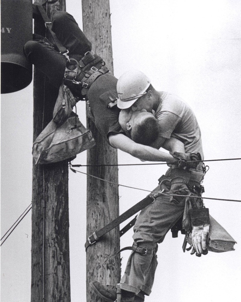  Image hilarante  un baiser plein de jus 
              