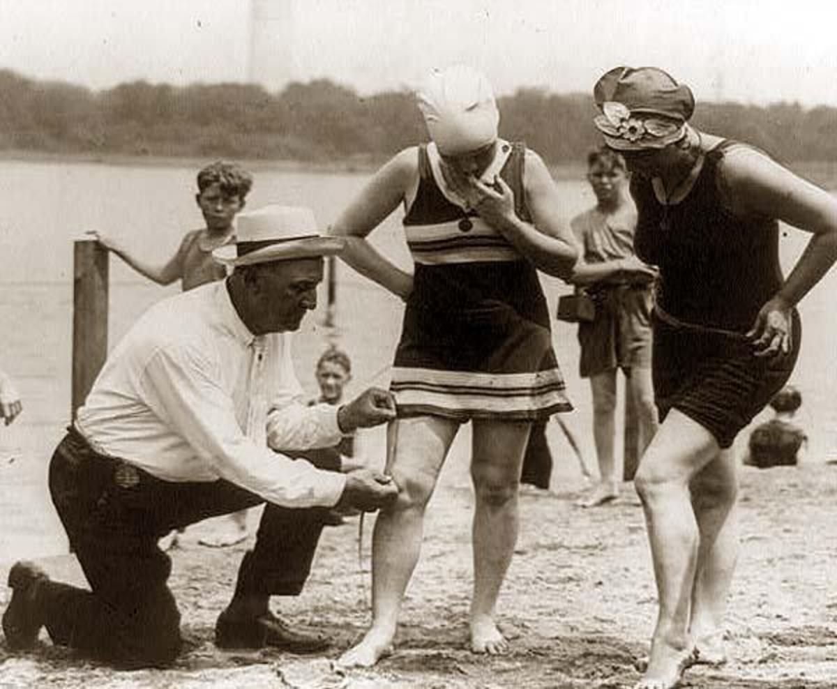 
               Meilleures images droles  Maillot de bain trop court ? 
              