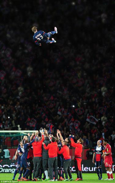 
                plus haut 
              