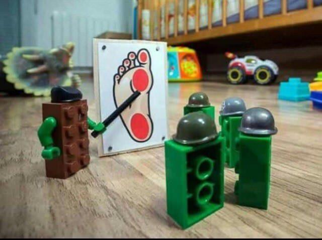  Image originale  Les Legos ont un plan précis pour nous faire mal 
              