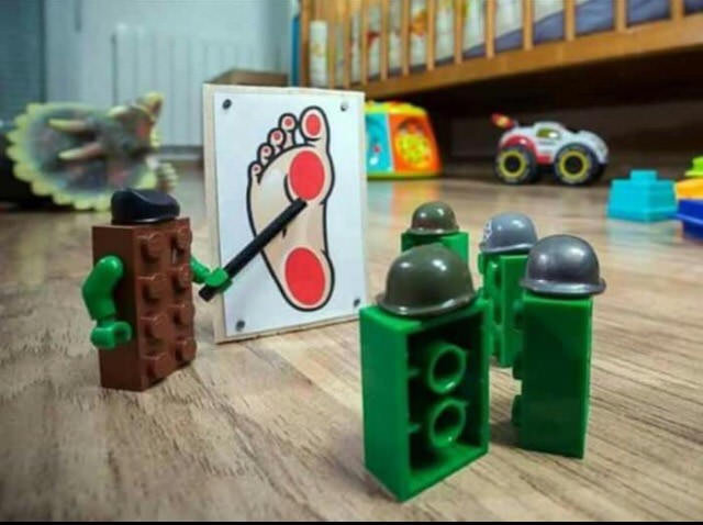 
               Meilleures images droles  Les Legos ont un plan précis pour nous faire mal 
              