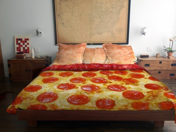  Image curieuse  dessus de lit chez pizz hut , photo blague
              