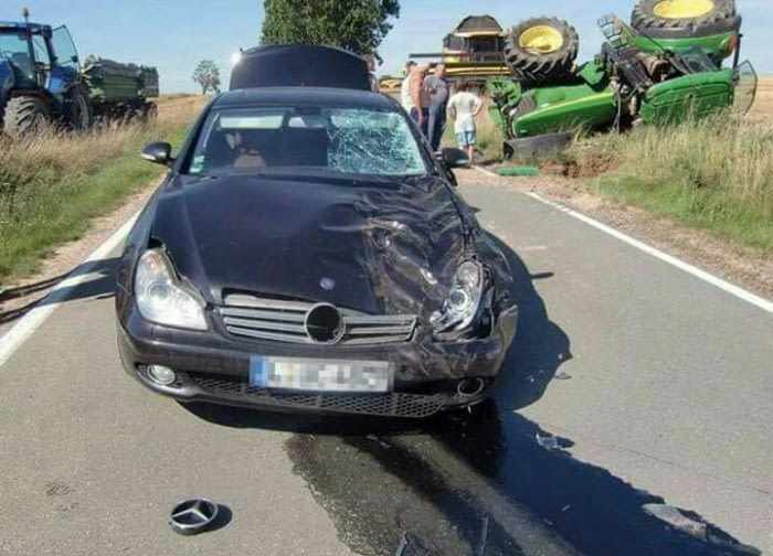  Image hilarante  Tracteur vs mercedes , photo blague
              