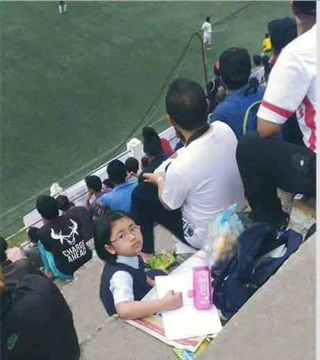 
               Meilleures image drole  Papa va voir le match de foot, mais toi tu dois f
              