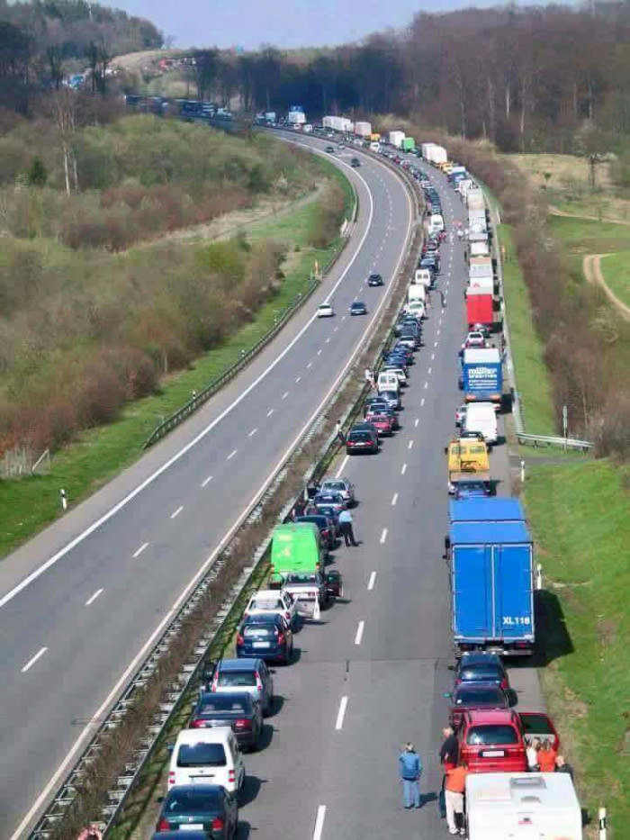  Image originale  Lorsqu'il y a du trafic en Allemagne, les conduct
              