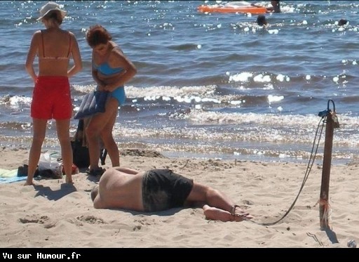  Image tordante  savoir retenir un homme à la plage 
              