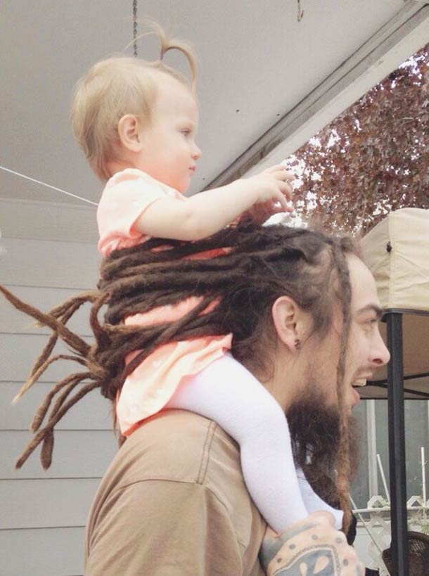 
                une coiffure rasta adaptée au transport d'enfants
              