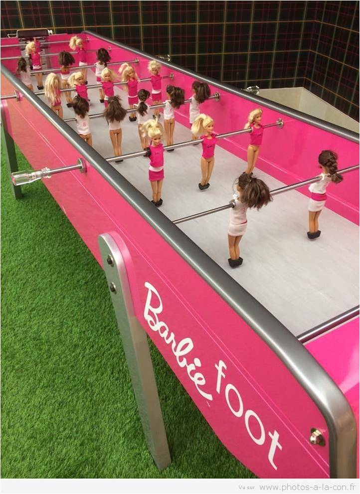 
               Meilleures images droles  Un Barbie foot ? 
              