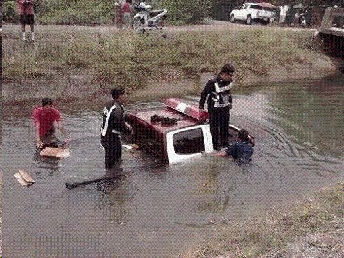  Image amusante  A l’eau, la police ? , photo blague
              