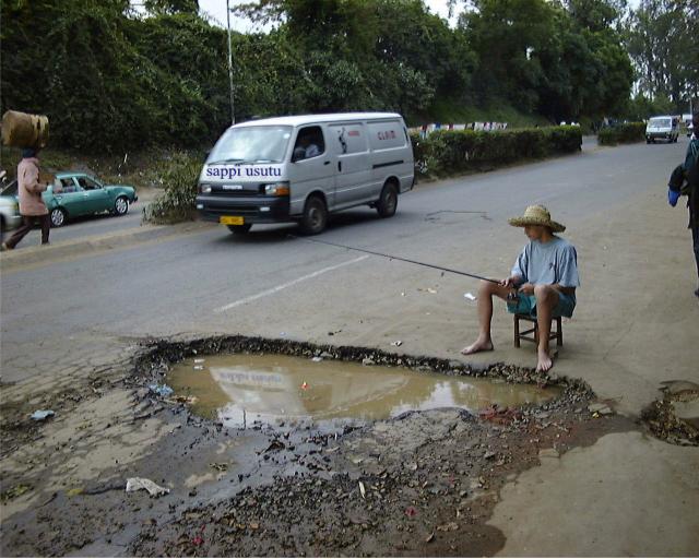  Image amusante  Ya pas, la pêche ça détend... 
              