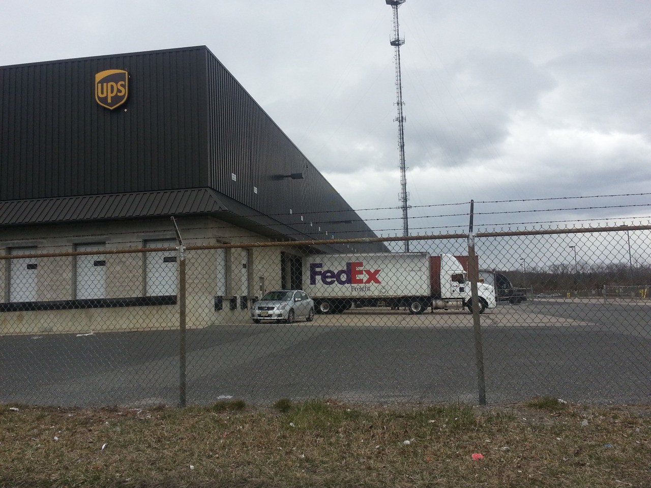  Image cocasse  UPS fedex- ceptions , photo blague
              