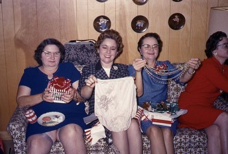 
               Meilleure photo blague  les mamies découvrent leur cadeau de NOEL 
              