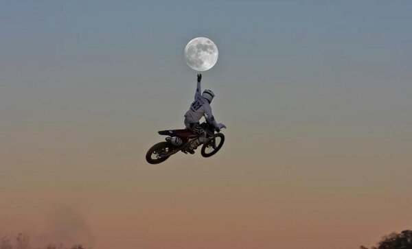 
               Meilleures images drôles  Capable de décrocher la lune ! 
              