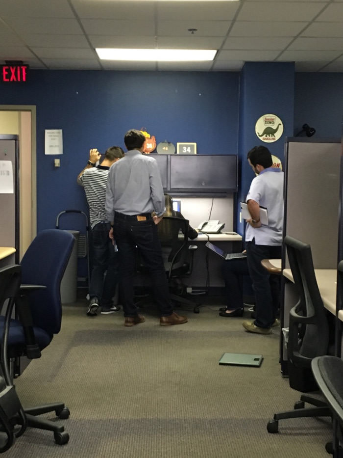  Image originale  La nouvelle stagiaire et bombasse au bureau à une, photo blague
              