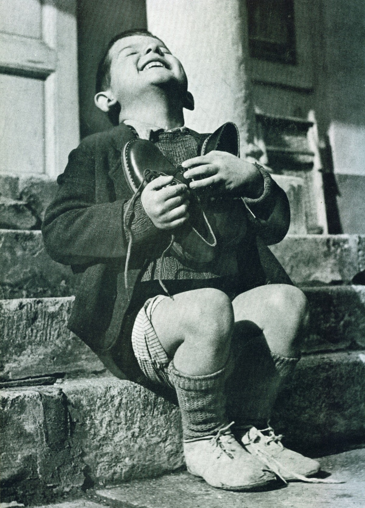  Image originale  Enfant Autrichien avec sa nouvelle paire de chaussures 
              